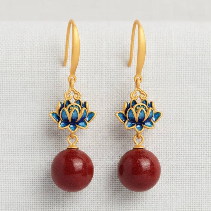 Boucles d'oreilles goutte fleur de lotus rouge pour la vente par camilla dovey