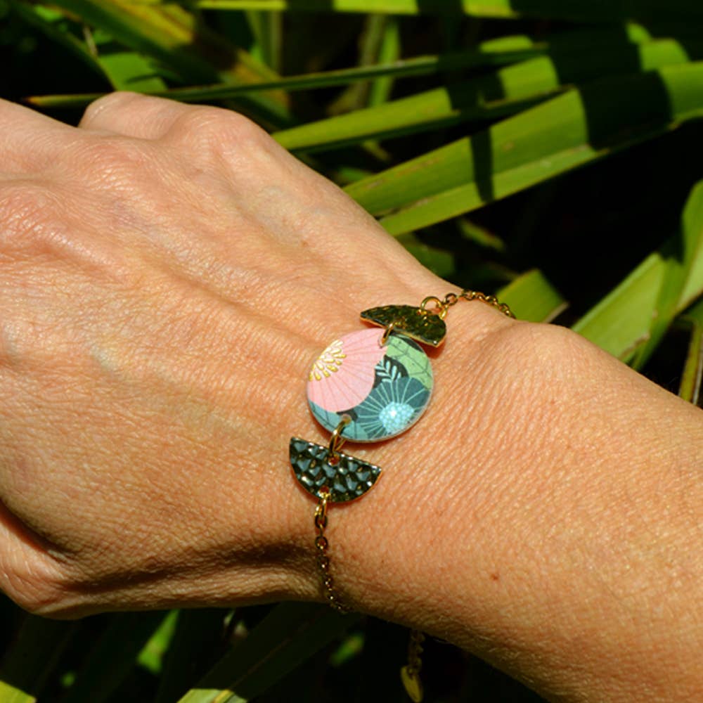 SUNKRIS - Wholesale Charm/Dangle Bracelet - Adjustable floral bracelet in gold stainless steel and resin3