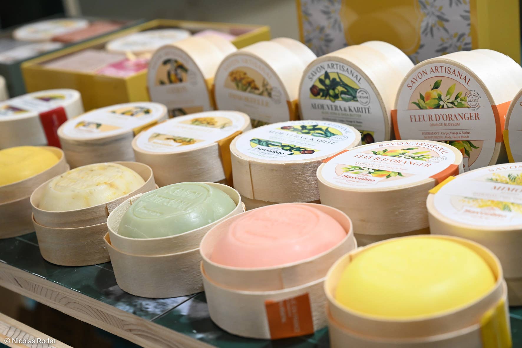 MAITRE SAVONITTO - Wholesale Bar Soap - Lemon soap in wooden box 100g3