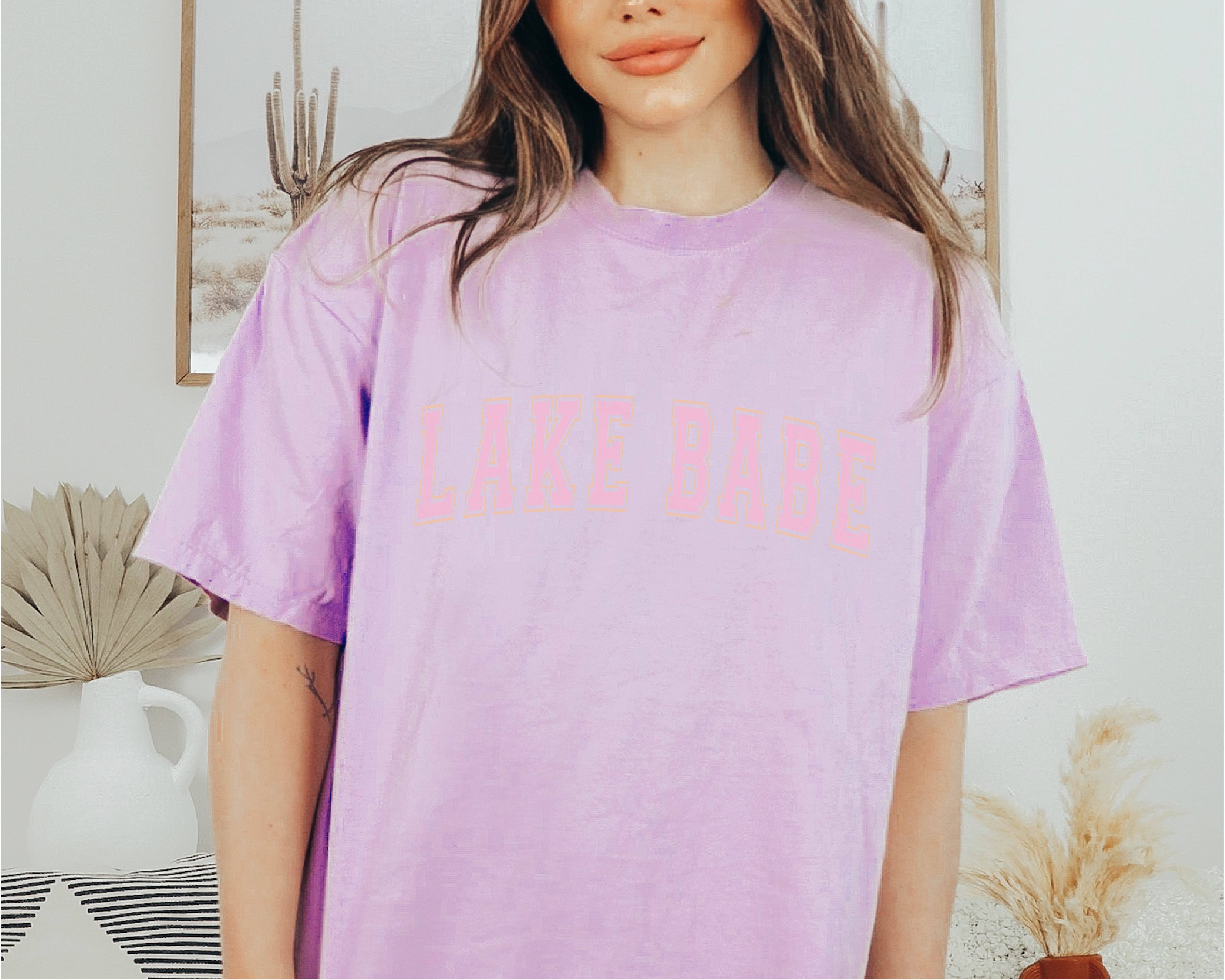 P E T I T R U E – T-shirt estampada - Mulher por atacado – Vestuário de Verão Lake Graphic Tee Lake Babe6