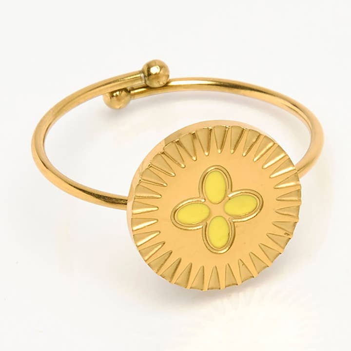 Justerbar ring i rustfrit stål med emaljeret gul blomst i guldbelægning for engroshandel hos By Sookay