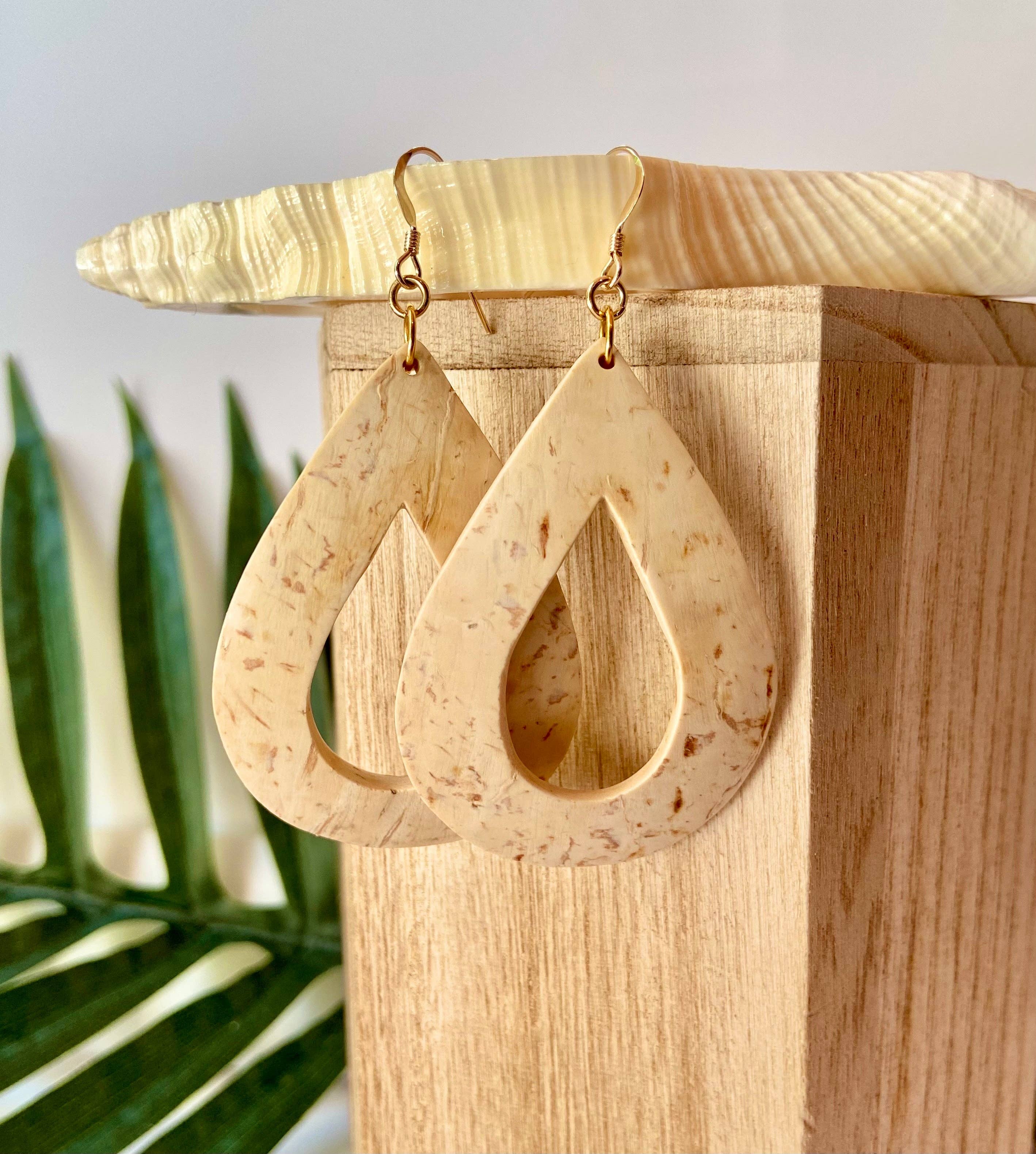 Coco & Souls – Engroshandel Hængeøreringe og creoløreringe – Hvid hule Teardrop kokos Shell øreringe6