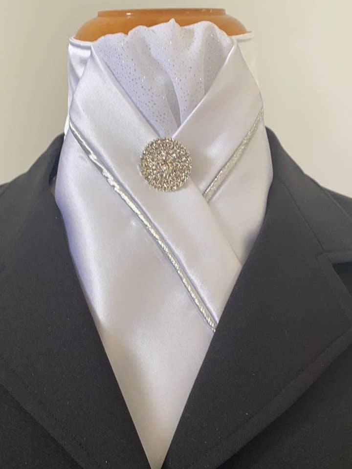 Cravate blanche en satin blanc HHD Silver Mist pour la vente par Heavenly Horse Designs
