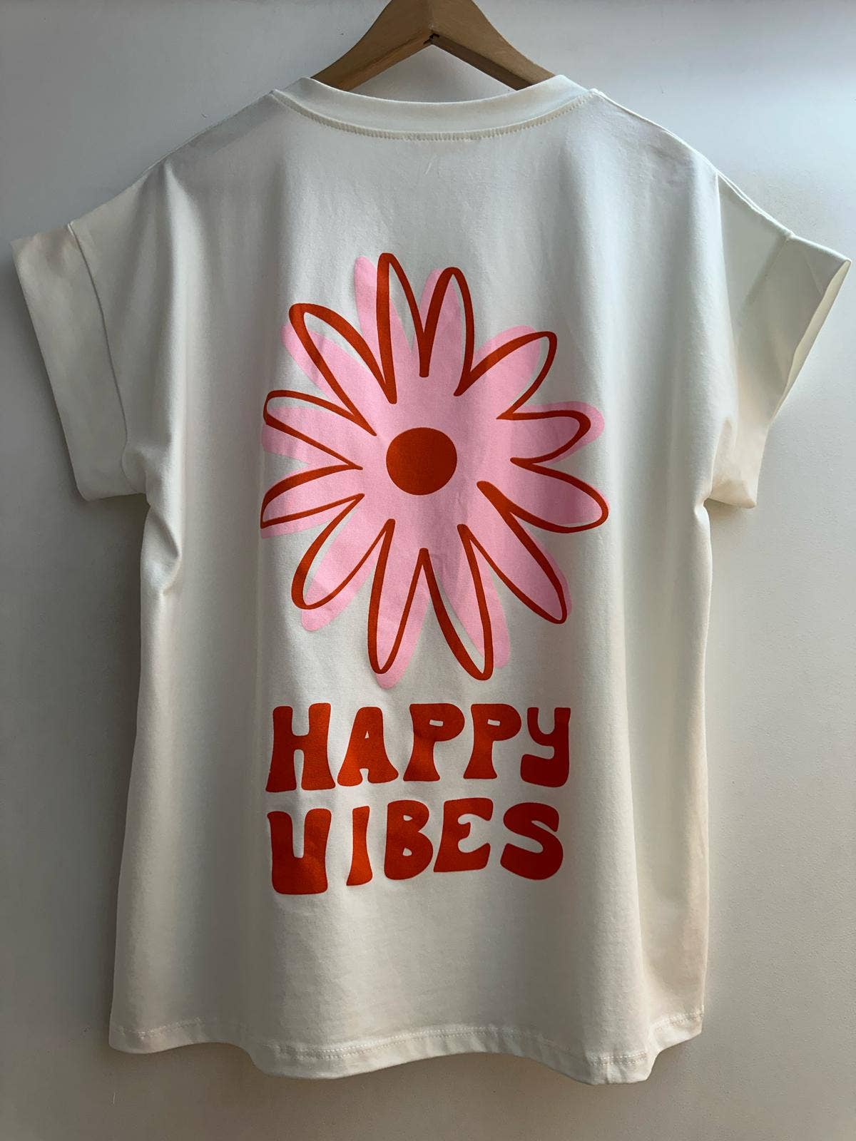 LORIANE – Engroshandel T-shirt med print - Dame – 8131SO t-shirt med HAPPY VIBES print, one size8