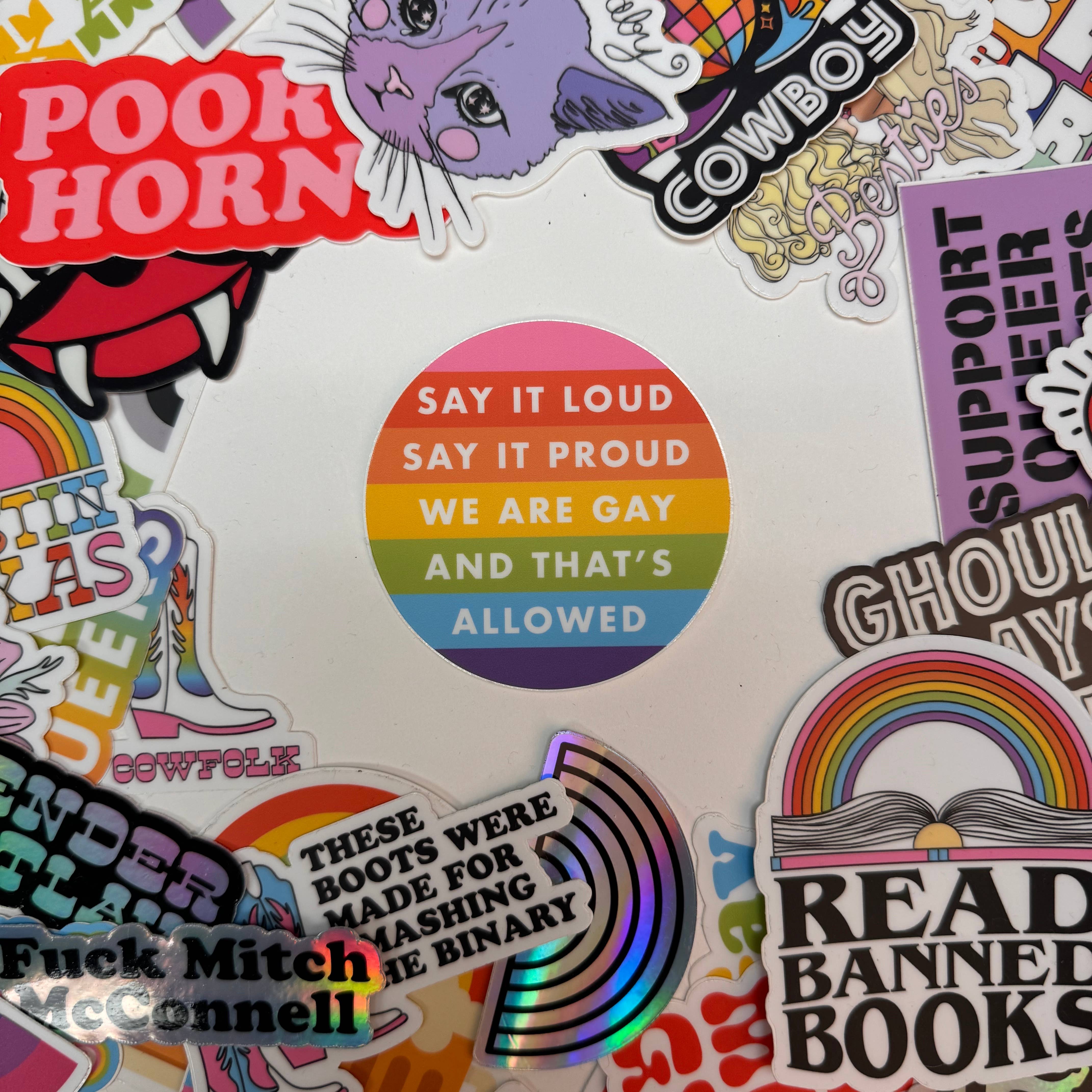 The Little Gay Shop - Venta al por mayor Pegatina - Pegatina redonda Say It Loud, Say It1