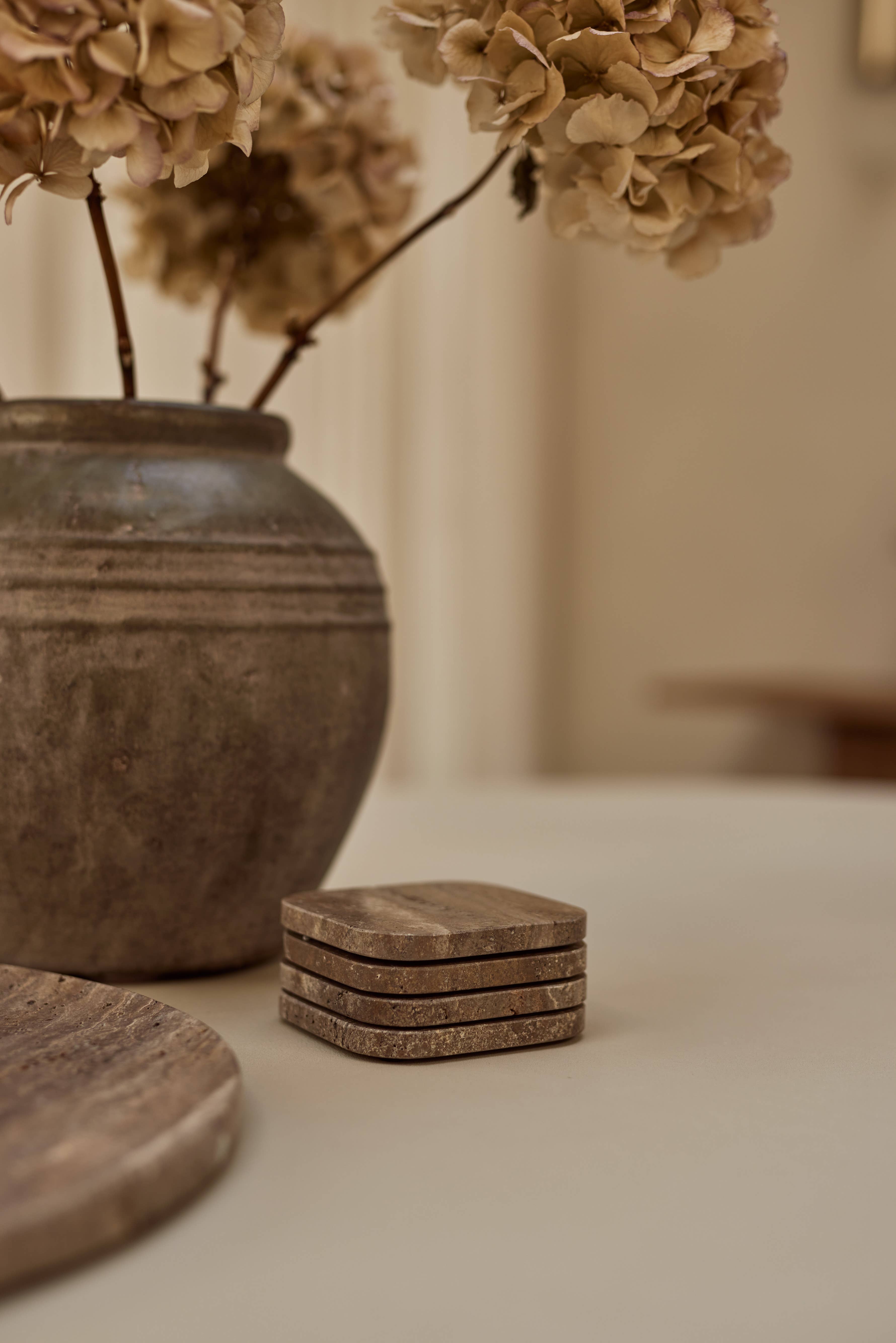 MOOISA B.V. - Wholesale Onderzetters - Titanium travertine onderzetter - organisch - set van 4 stuks - 10x10x1cm1