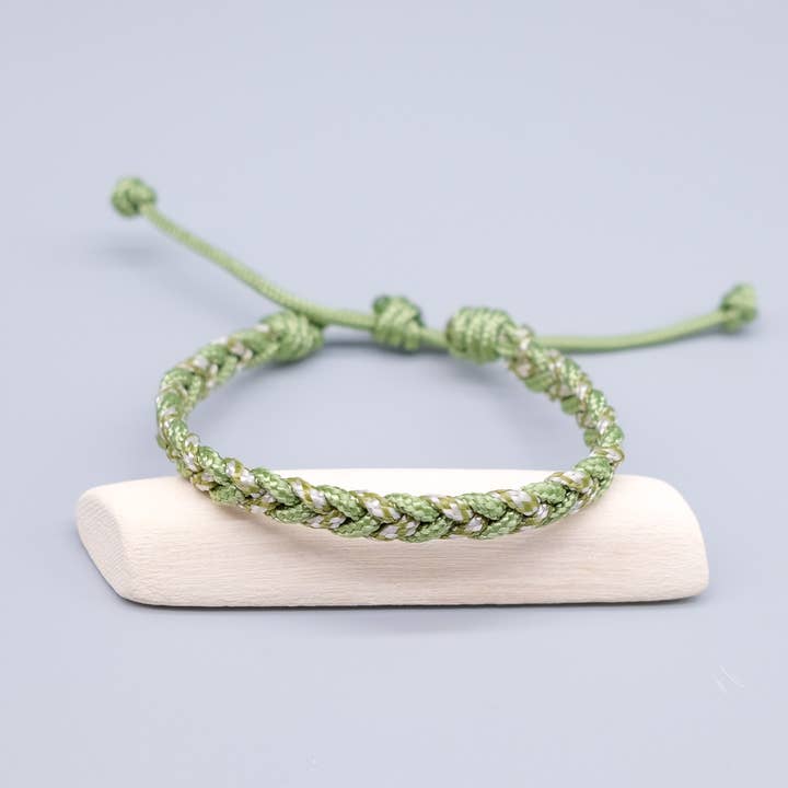 Paracord-armband met avocadogroene vlechtwerk voor wholesale door La Fabrique du Noeud