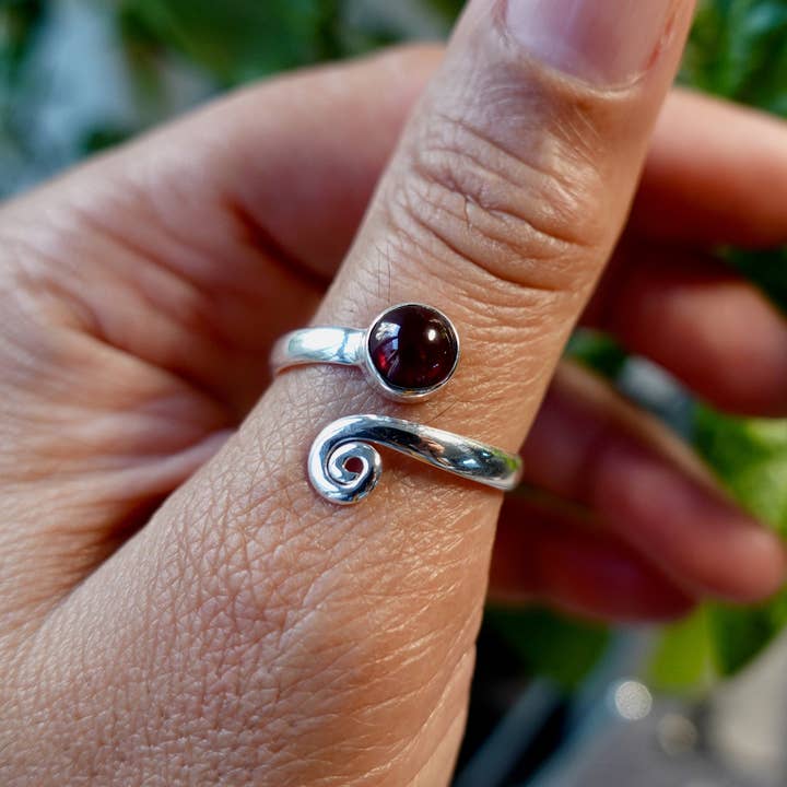 Mistry Gems - Wholesale Single Stone/Solitaire Ring - Unisex Adjustable Garnet Ring | 925 Sterling Silver, R61G2