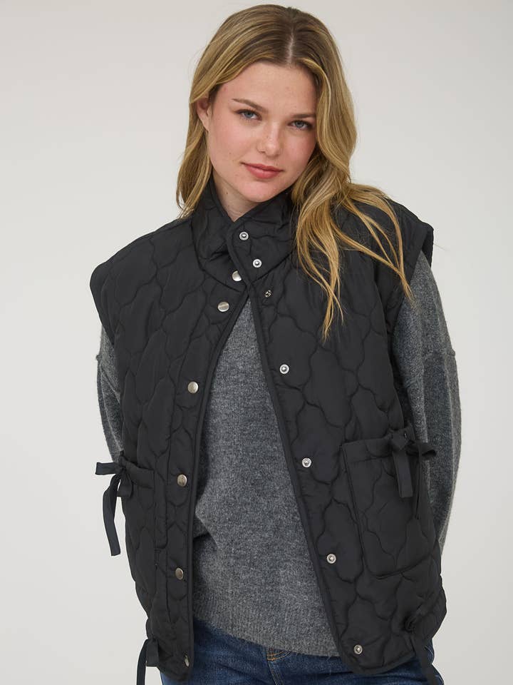 Väst i quiltad puffer med knäppning och slipsdetalj för wholesale av Blu Pepper