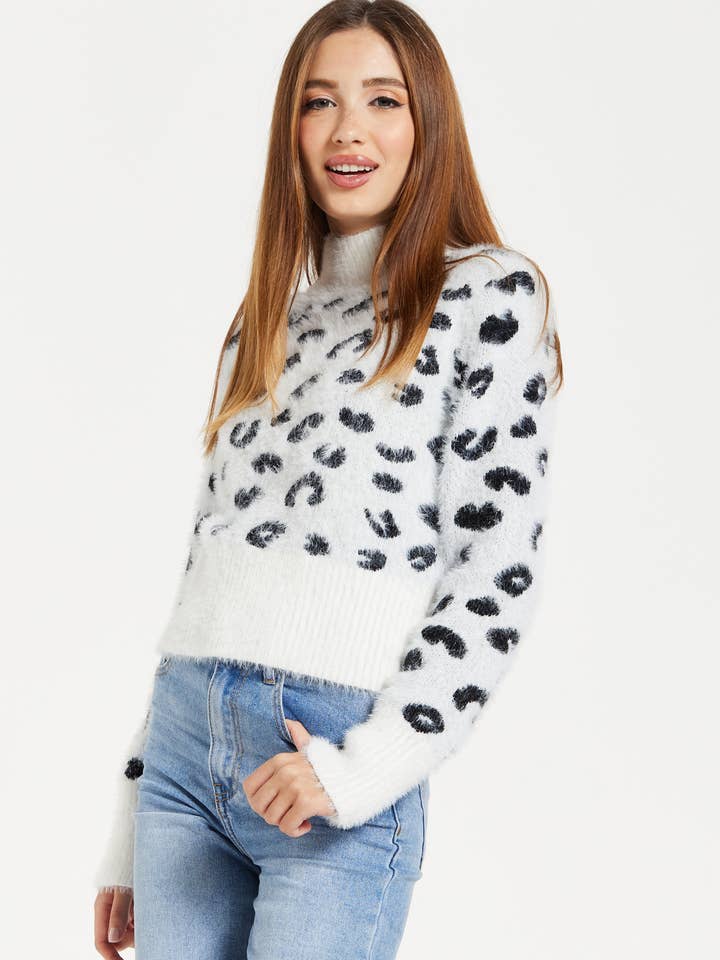 Pull à col montant Liquorish Fluffy Animal en noir et blanc pour la vente par Liquorish