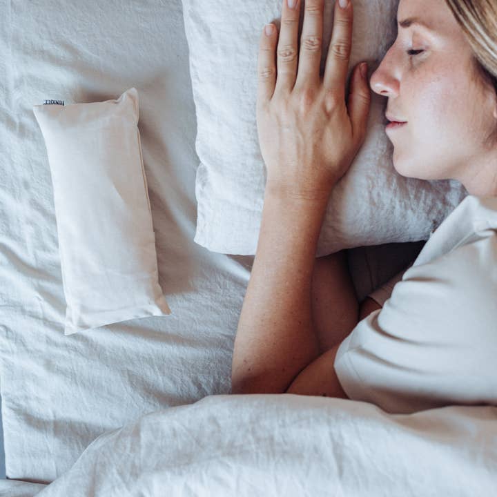 UNIQUE LOVE Design – Engroshandel Spa-/terapipude – Find din indre ro aroma-øjenpude i naturlig creme7