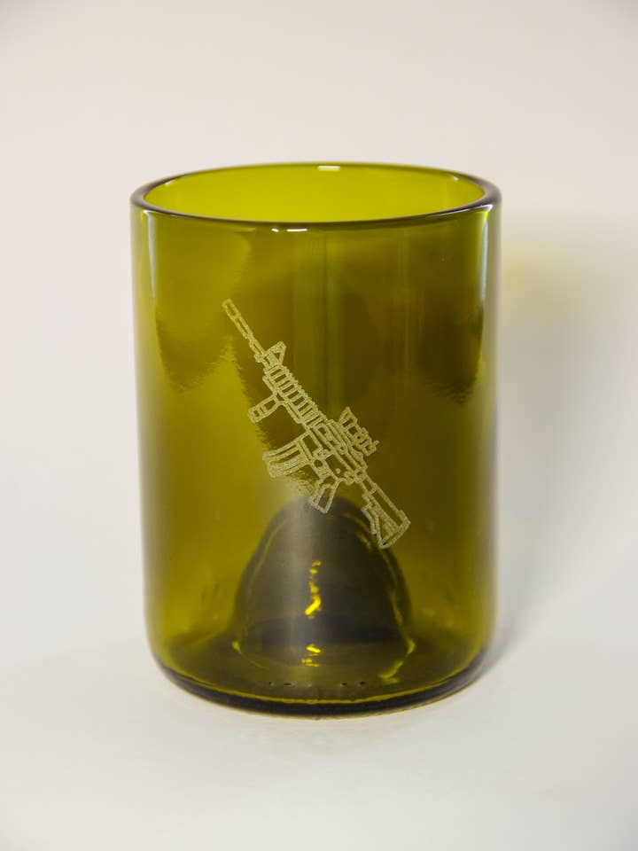 Gegraveerde wijnfles glas AR-15 Amber 12oz Up-cycled voor wholesale door A Second Round Glass