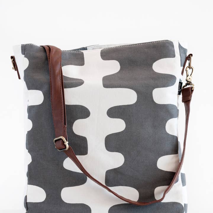 Crossbody Sling, Echo Charcoal voor wholesale door MAIKA
