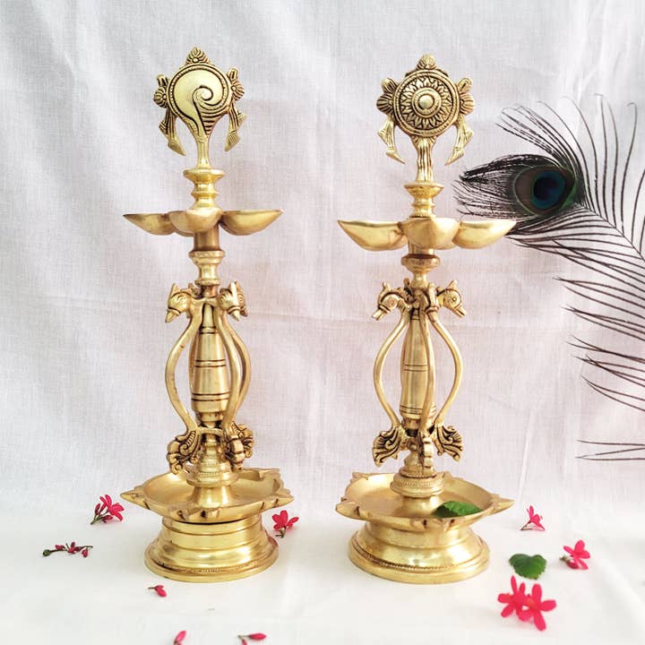 Stehendes Diya-Set aus Messing mit Chakra und Shankha für Pooja | Öllampen aus Messing — 15 Zoll | Shankh Chakra Narayan Öllampe Diya für den Großhandel von SAMA Homes