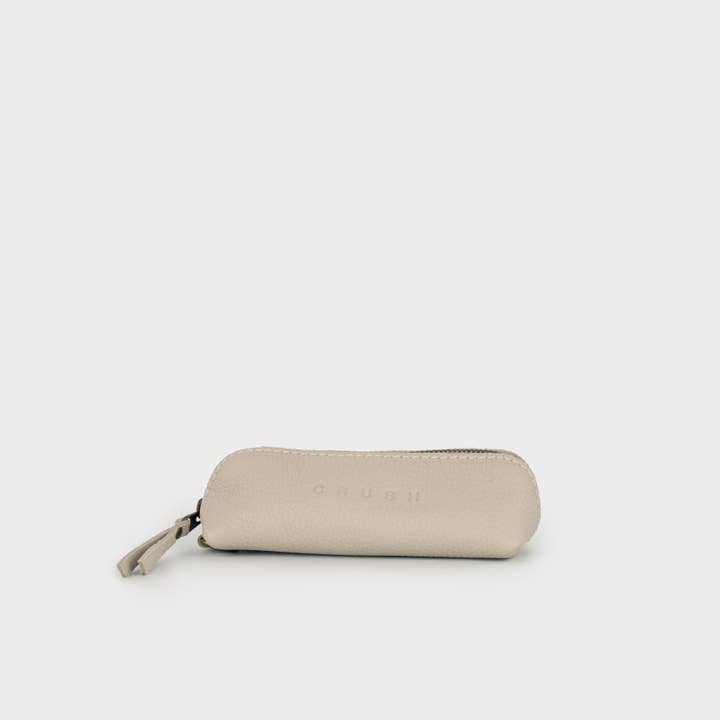 Kulturbeutel aus Leder. Minimalistisches Federmäppchen. Brille Box.Lena S. für den Großhandel von CRUSH LEATHER GOODS