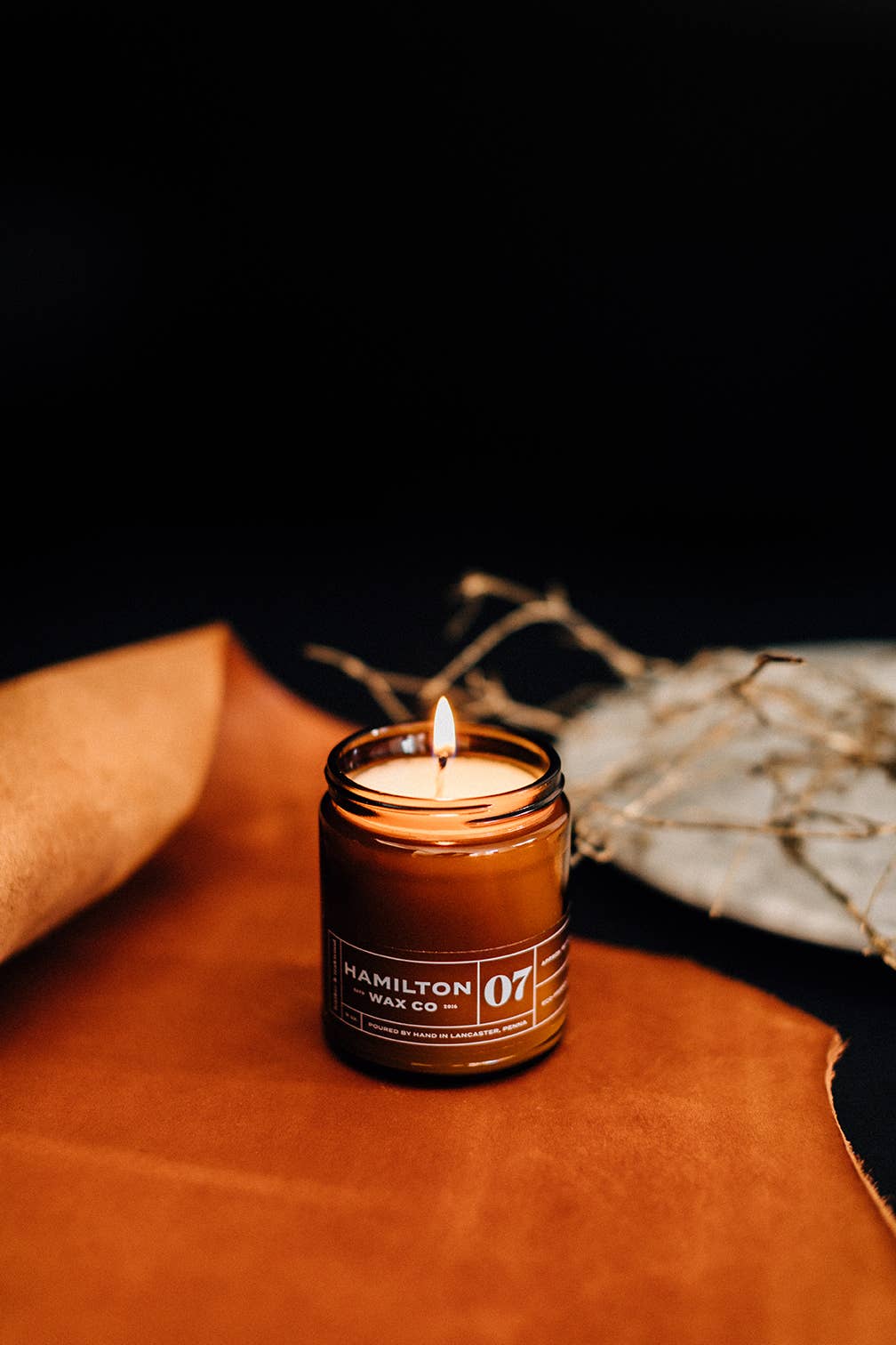 Hamilton Wax Co. - Vente Bougie en bocal - 07 Cuir & Teckwood - Bocal en verre ambré2