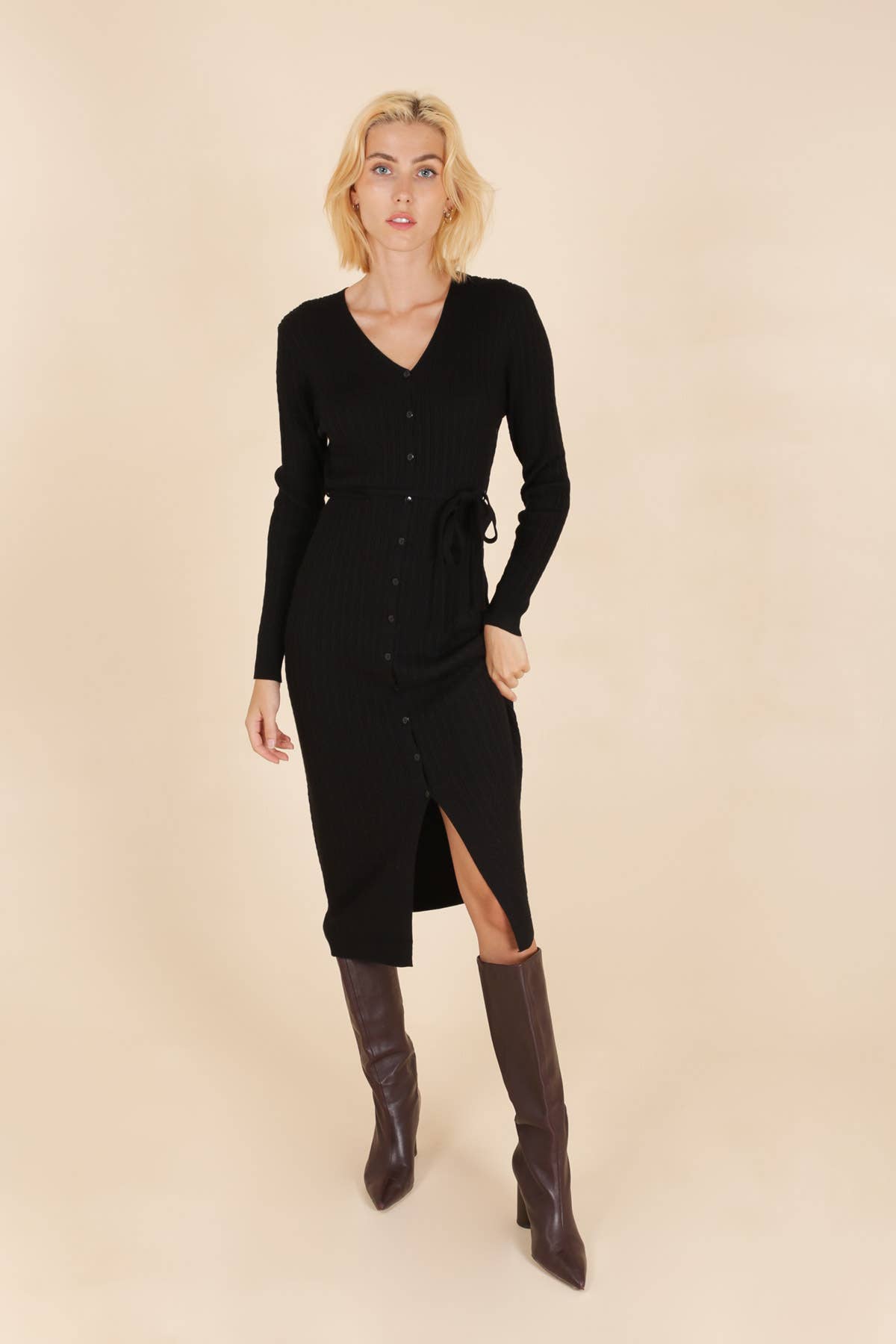 Calie Paris - Vente Robe – femme - Robe Madurai en maille à manches longues avec col en V et boutonnée devant3