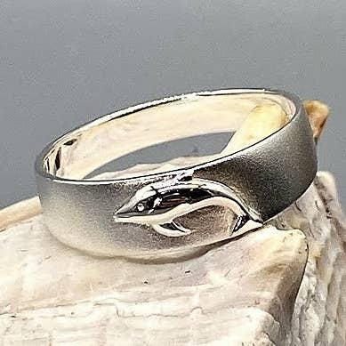 Anello in argento 925, satinato con delfino per la vendita all'ingrosso da parte di LIVINCI