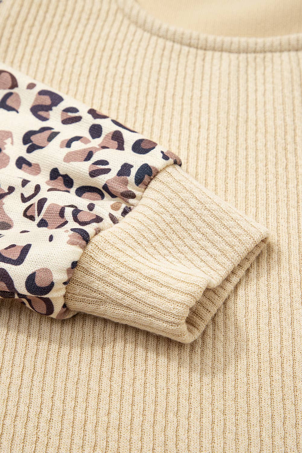 Beige Haut à col en U en maille côtelée à manches léopard patchwork automne 2025 en vente sur Faire5