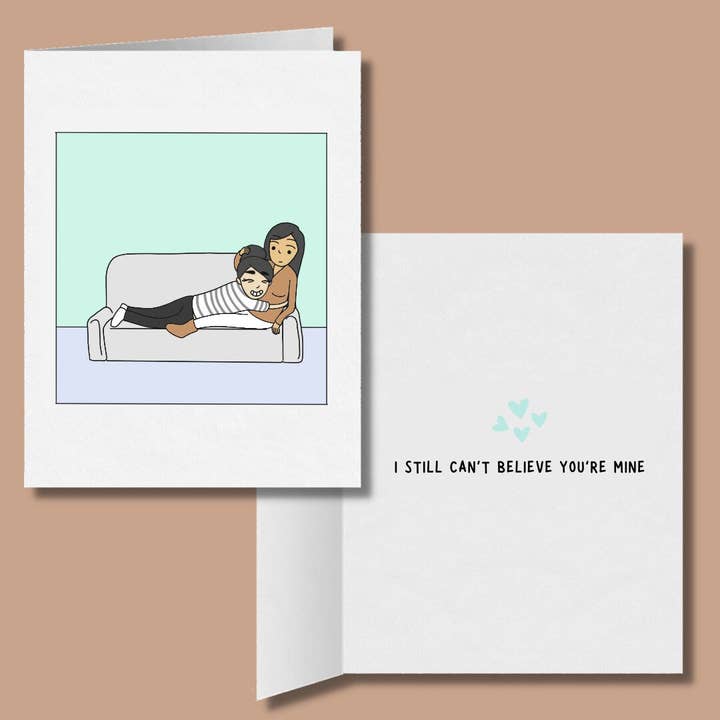 I Still Can't Believe You're Mine, carte lesbienne romantique, cadeau LGBT, carte d'anniversaire WLW Sapphic Xmas Anniversary, câlinage d'un couple de lesbiennes gay pour la vente par Sesame But Different