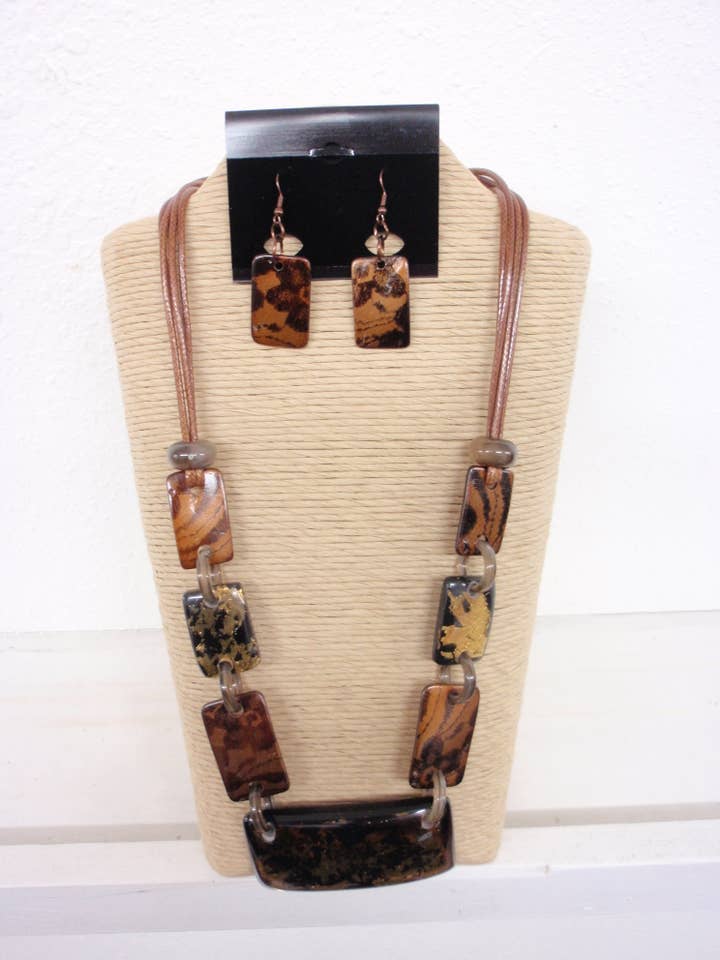 4 STRÄNGE BRAUNE WACHSSCHNUR MIT RECHTECKIGEN SCHALEN UND HARZ P für den Großhandel von International Duru's