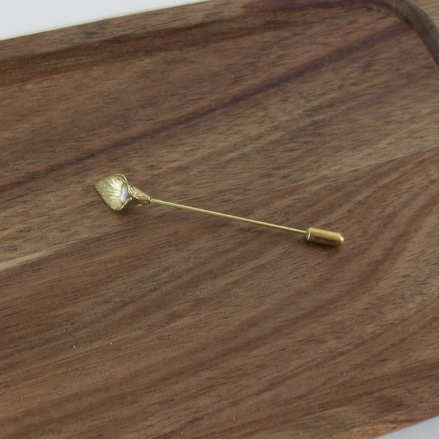 Pretty Persuasions - Wholesale Brooch - B23082 Calla Lily Center Stone Jewel Brooch Pin0