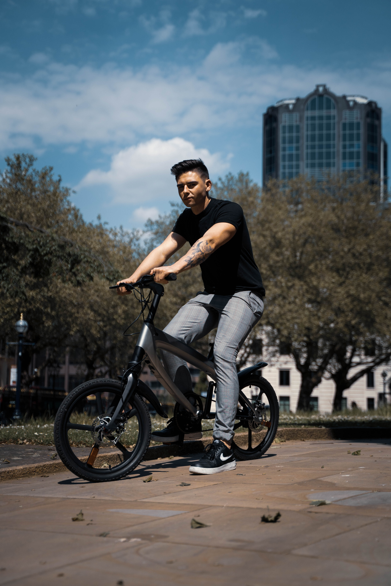 Giniverse108 - Wholesale Bike/Scooter - Kids - Official Carbon Black E-Bike with Built-in Speakers & Bluetooth (Range up to 60km)9