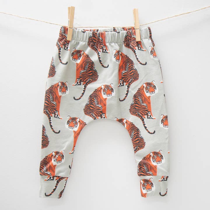 Joggingbyxor - Baby/småbarn/barnbyxor - Tigers On grey (Copy) för wholesale av Willbirdbaby