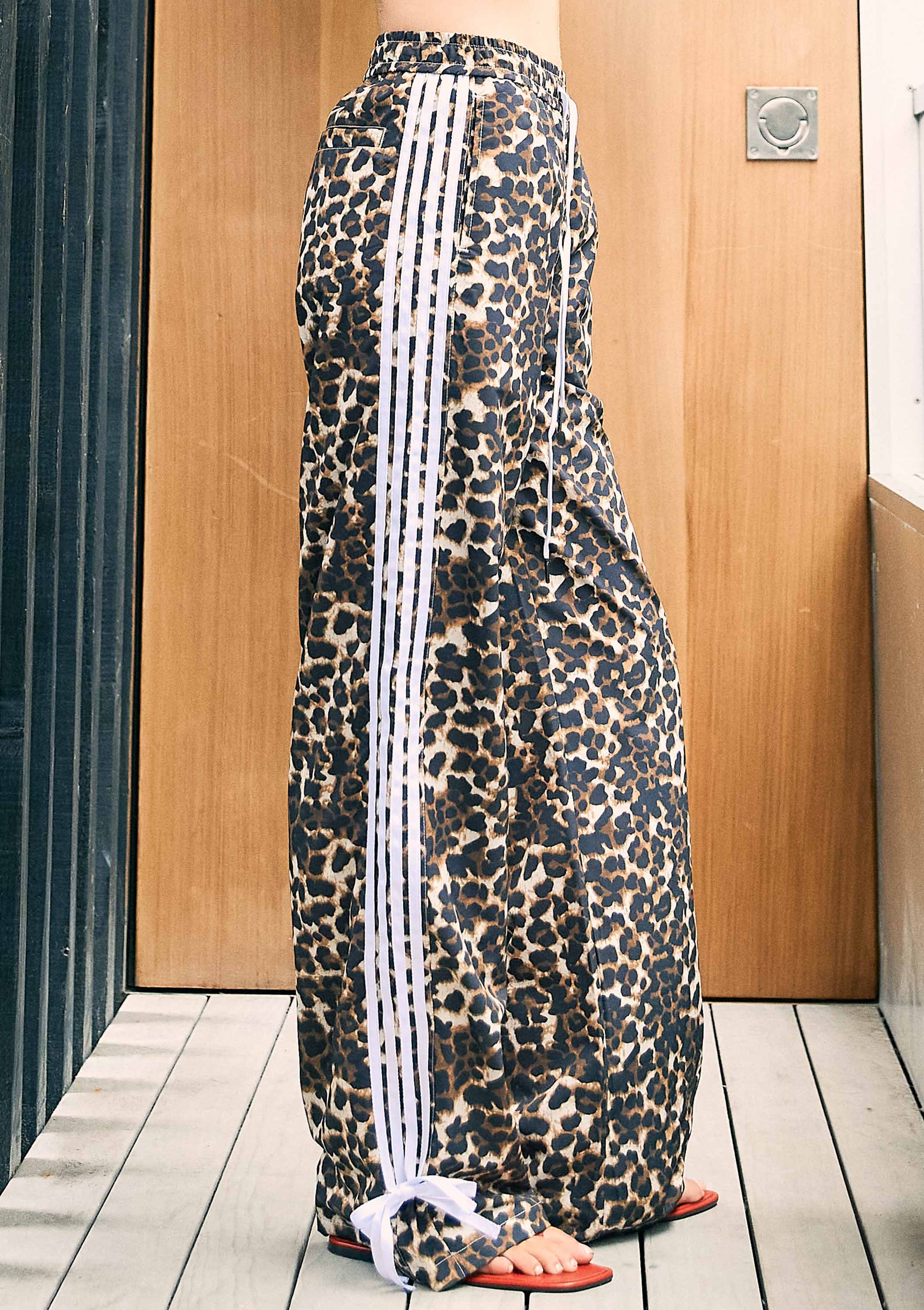 Luipaard Cheetahprint wijde trainingsbroek voor groothandel op Faire2