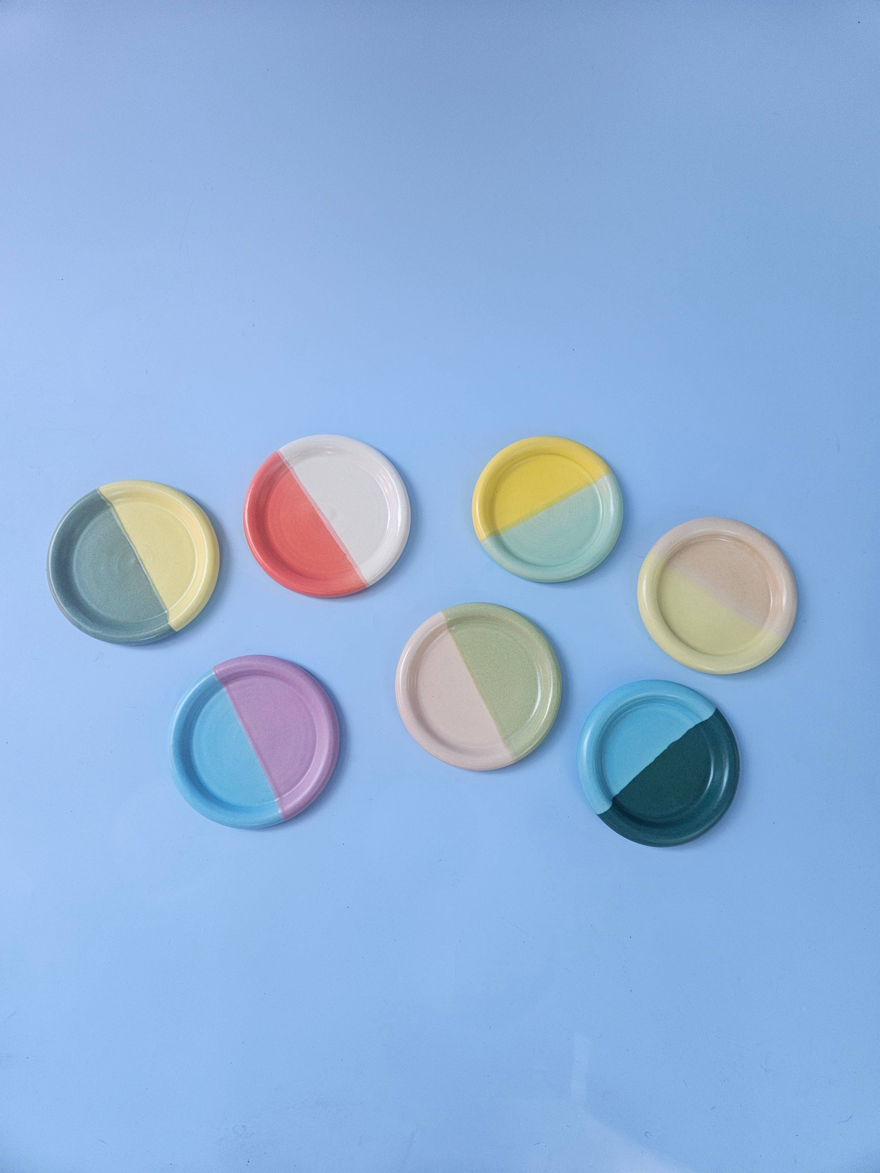 Bad Dogs Studio – Base de copos por atacado – Base de Copos Meio a Meio • Cerâmica Artesanal Colorida0