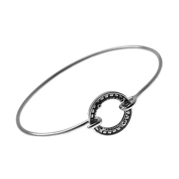 Bracelet à breloques de collection Kamon en argent sterling cérémonial pour la vente par Cynthia Gale New York