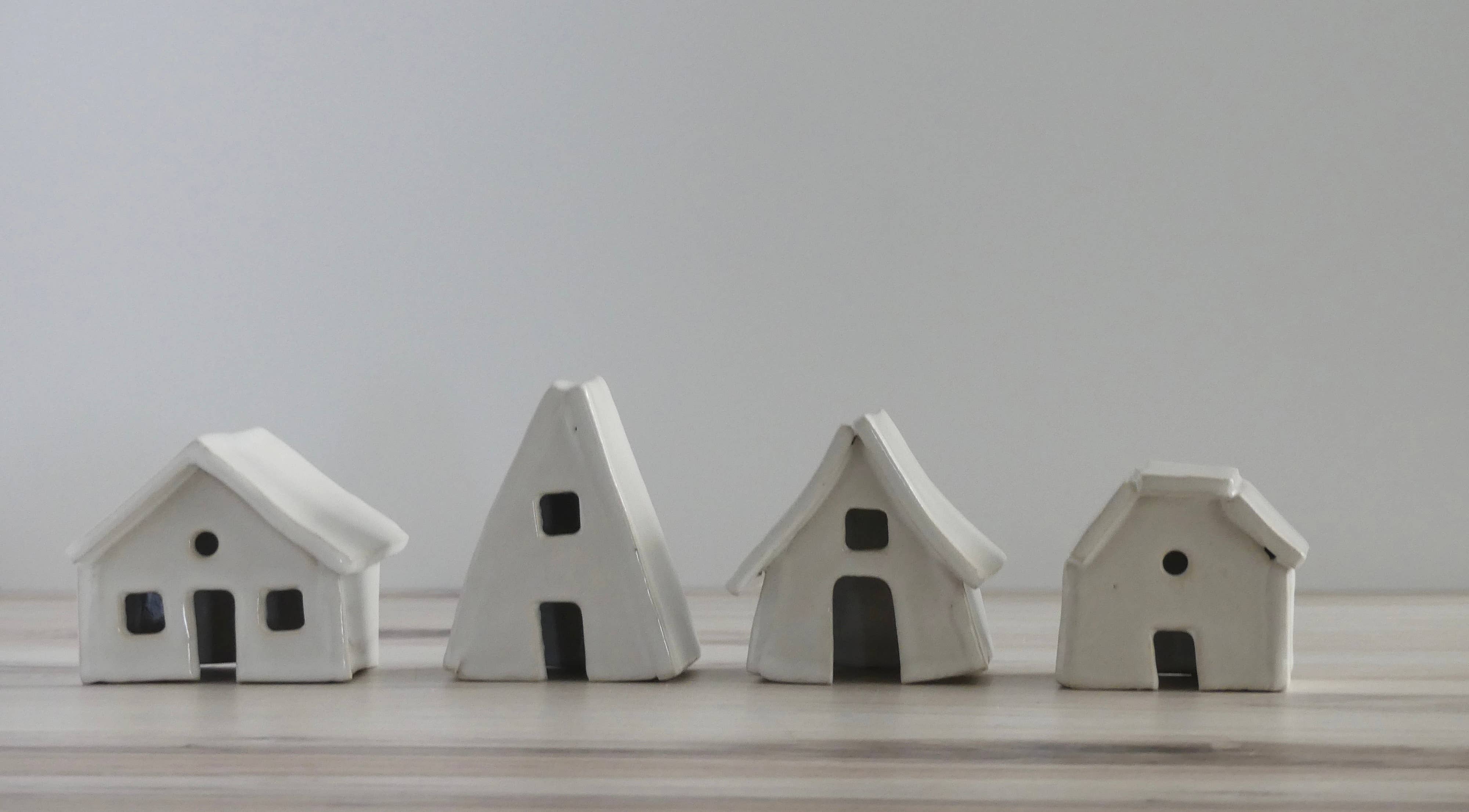 Design by Pouneh - Venta al por mayor Decoración navideña - Pequeño pueblo de cerámica hecho a mano, decoración navideña1