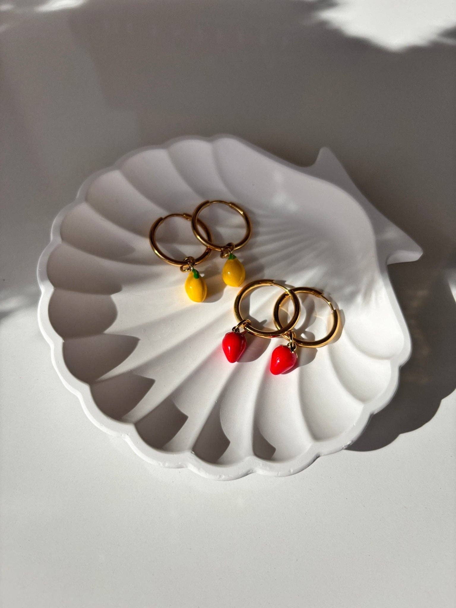 DUESTELLE ITALIA – Brincos de argola por atacado – Limoni & Morangos Hoops - Aros de Ouro com Pendente9