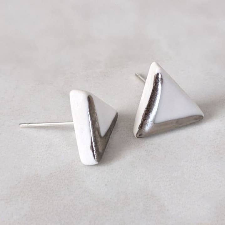 Triangle Stud Örhängen | Mini för wholesale av Rach Richardson