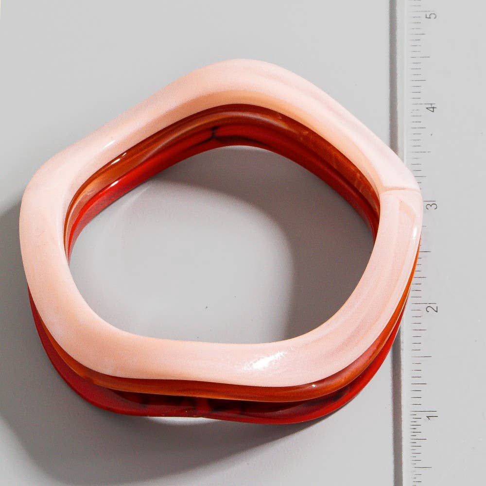 The Looks by Fame Accessories – Großhandel Perlenarmband – 3-teiliges Wellenharz-Armband-Set2