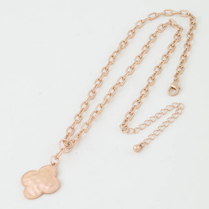 Collier Chaîne Minimaliste avec Pendentif Trèfle pour la vente par 3AM BY H&D ACCESSORIES