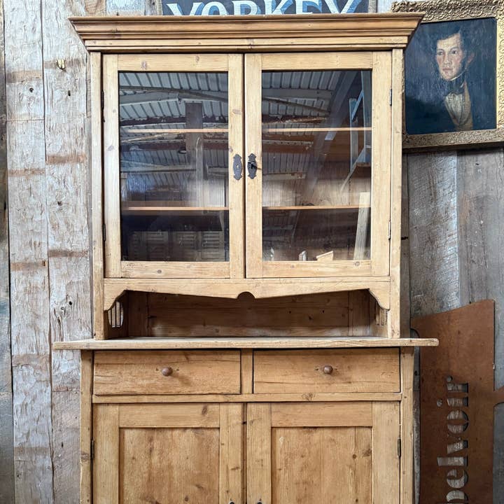 Garde-manger de cuisine vitré en pin antique pour la vente par belvoir
