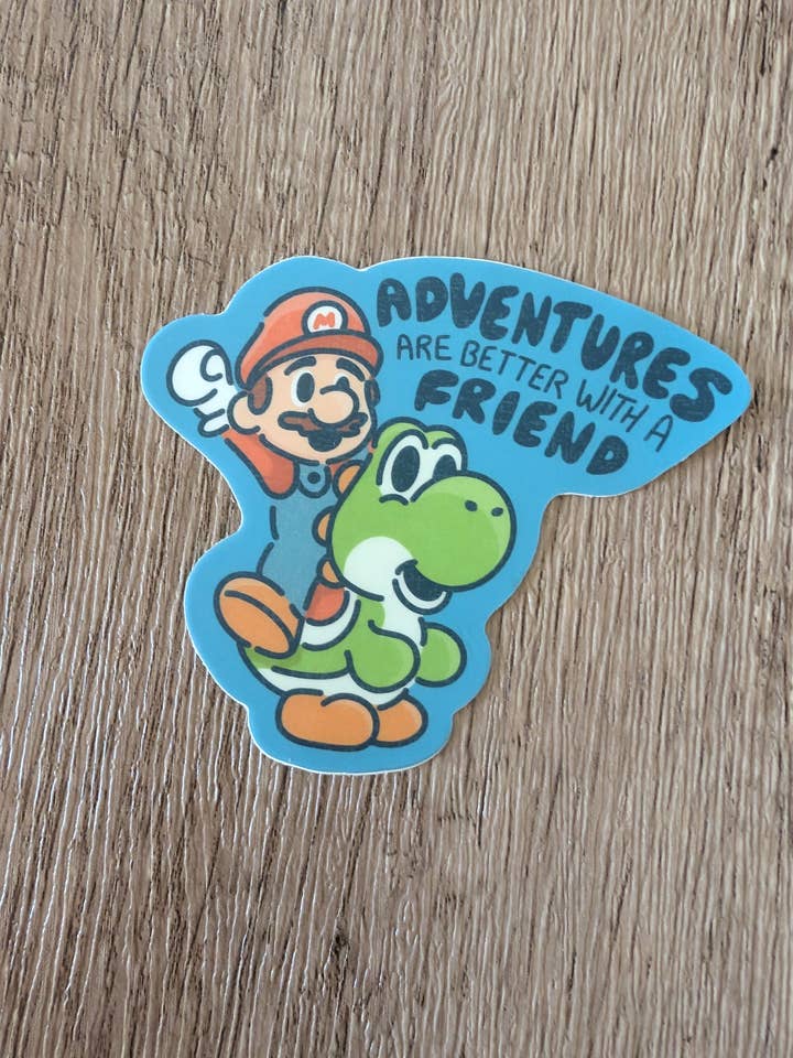 Bedre med ven - Sød Mario Yoshi Nintendo Vinyl klistermærke for engroshandel hos Sadsquatch