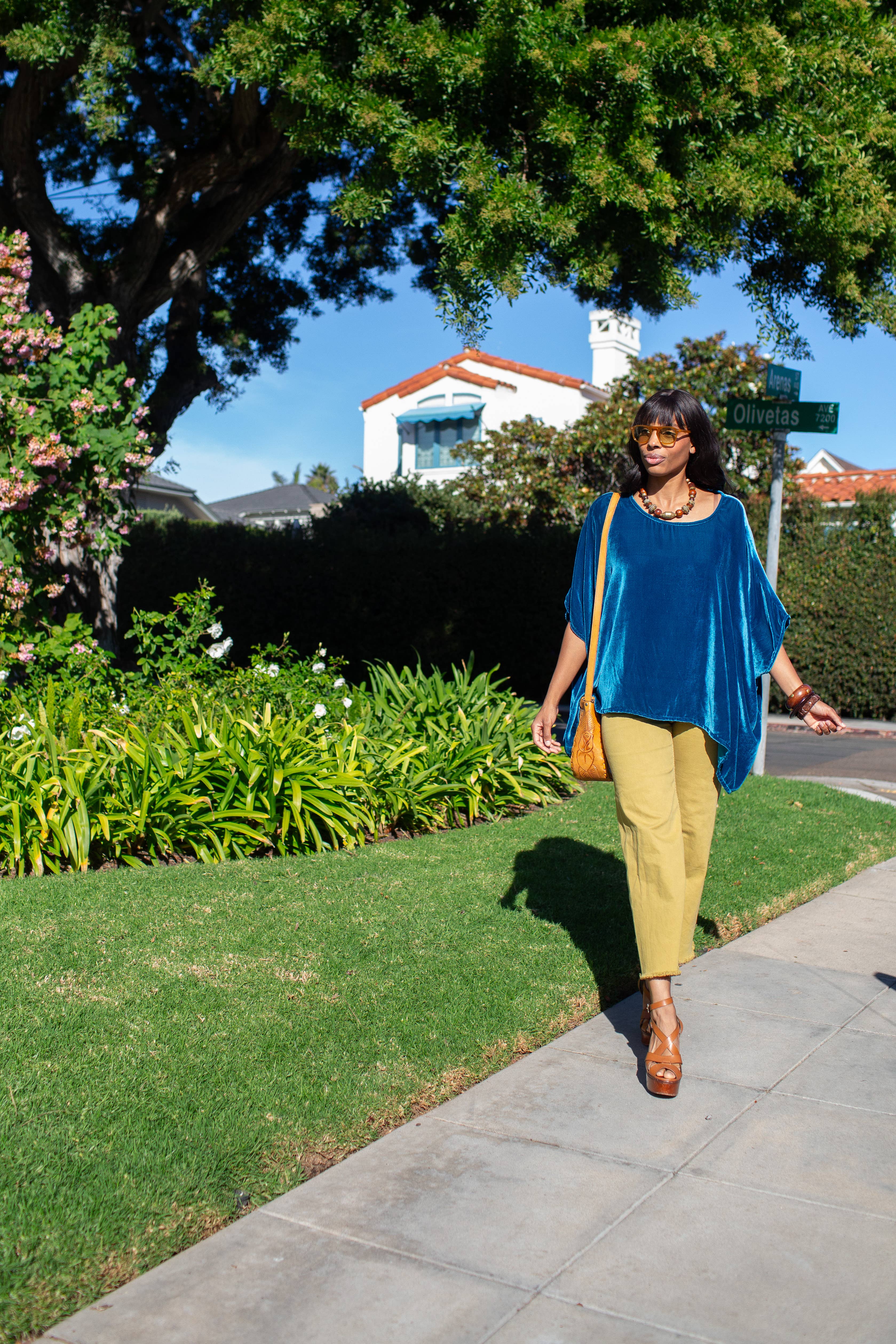 Jennafer Grace – Großhandel Bluse – Damen – Halstuch aus Samt mit Pfauenmuster1