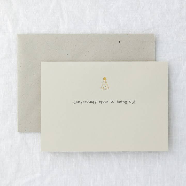 Carte de vœux amusante d'anniversaire minimaliste en papier métallisé - Dangereux pour la vente par Made by Shannon