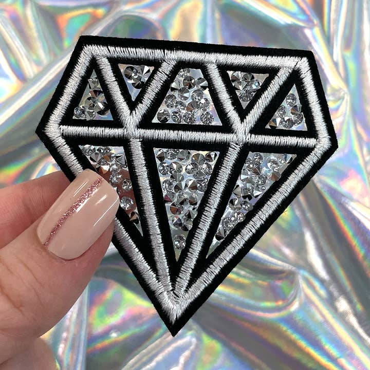 Écusson thermocollant brodé de diamants noirs avec pierres précieuses pour la vente par The Crafty Engineer