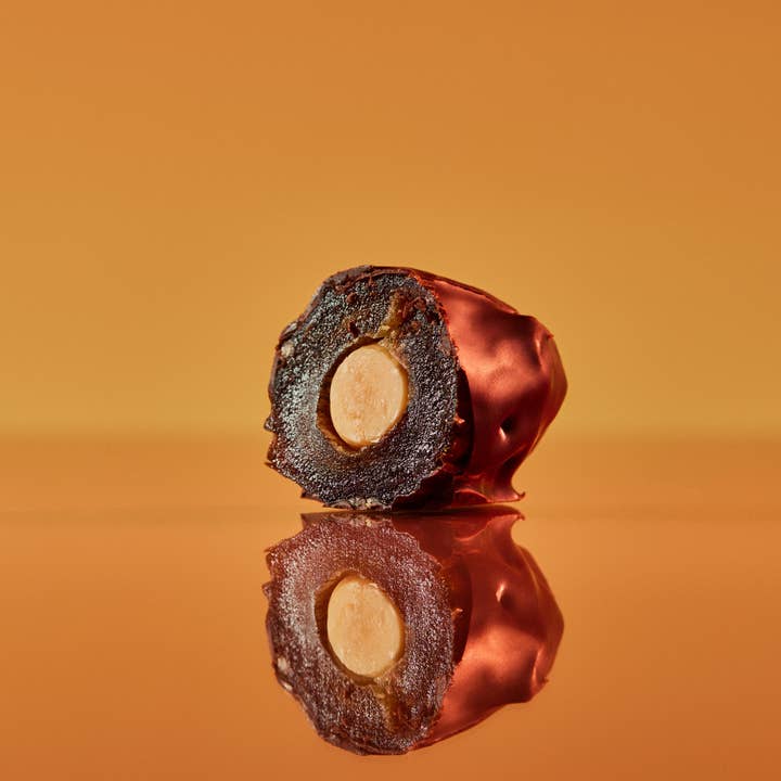KAICAO – wholesale Chocolate box – A pack of 6 medjool Dates filled with nuts covered with 100% chocolate