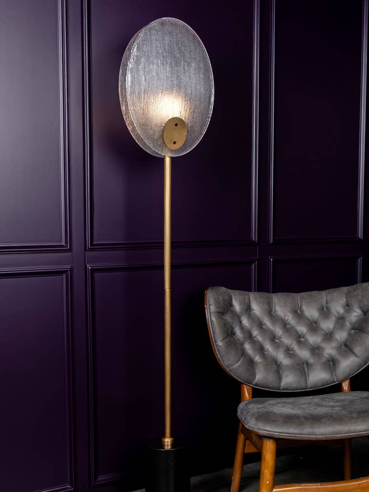 Ghana Zwei weiße, mattierte Glas-Antik-Stehlampen für den Großhandel von HEKA LIGHTING & TRADING LTD