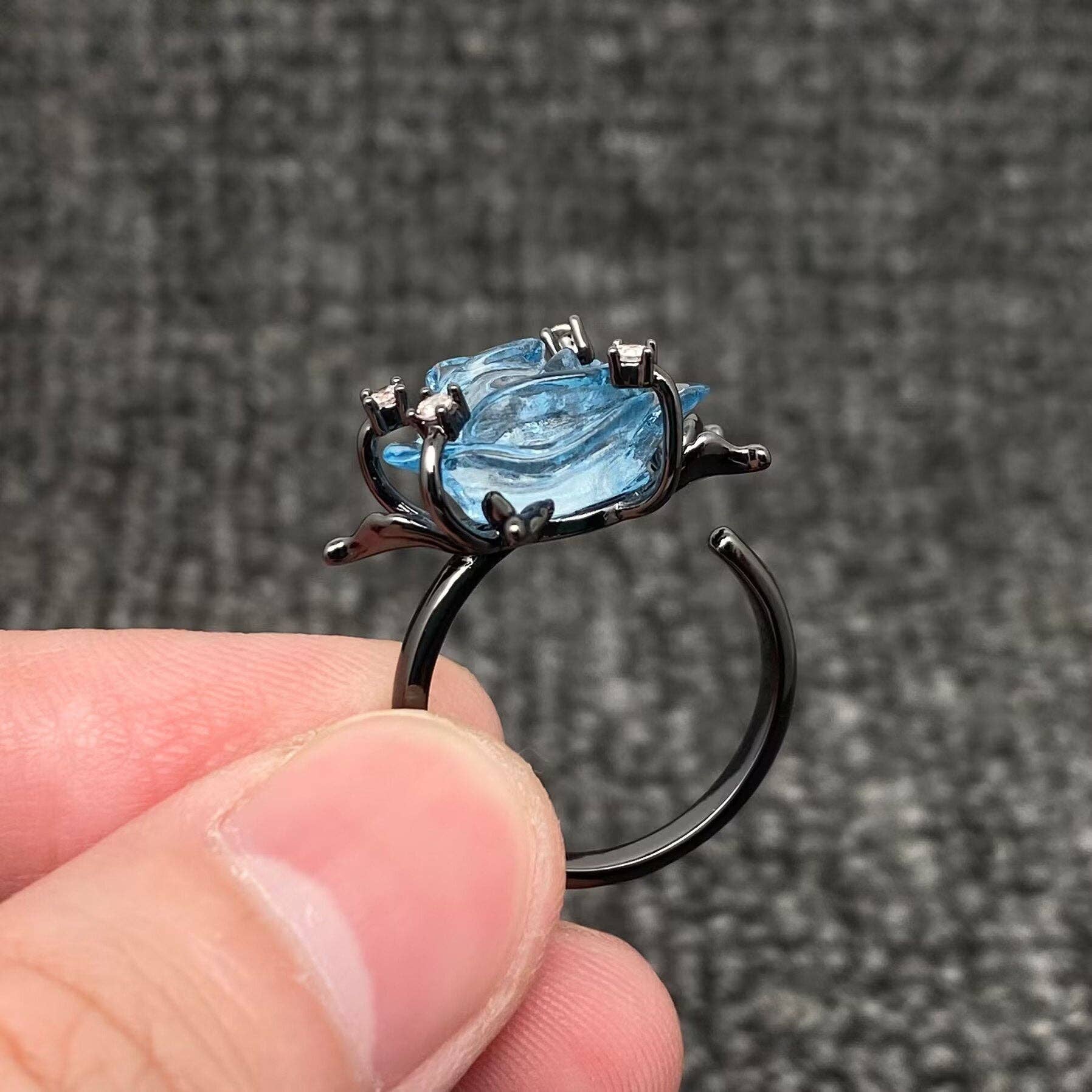 Mio Queena – wholesale Cocktail/Statement Ring – Blå Transparent Glas Rose Gun Svart Justerbar Ring - GT2