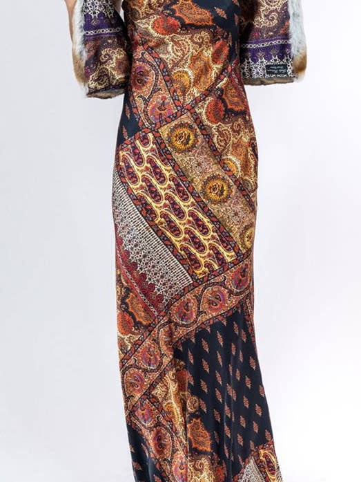 Pacha Red Stola pour la vente par Trisha Paterson Collection