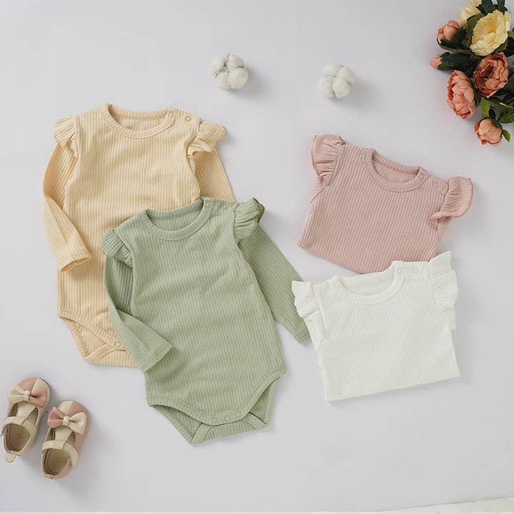 Combinaison en tricot décontractée et tendance pour bébé en coton biologique à volants pour la vente par VERDAVUE