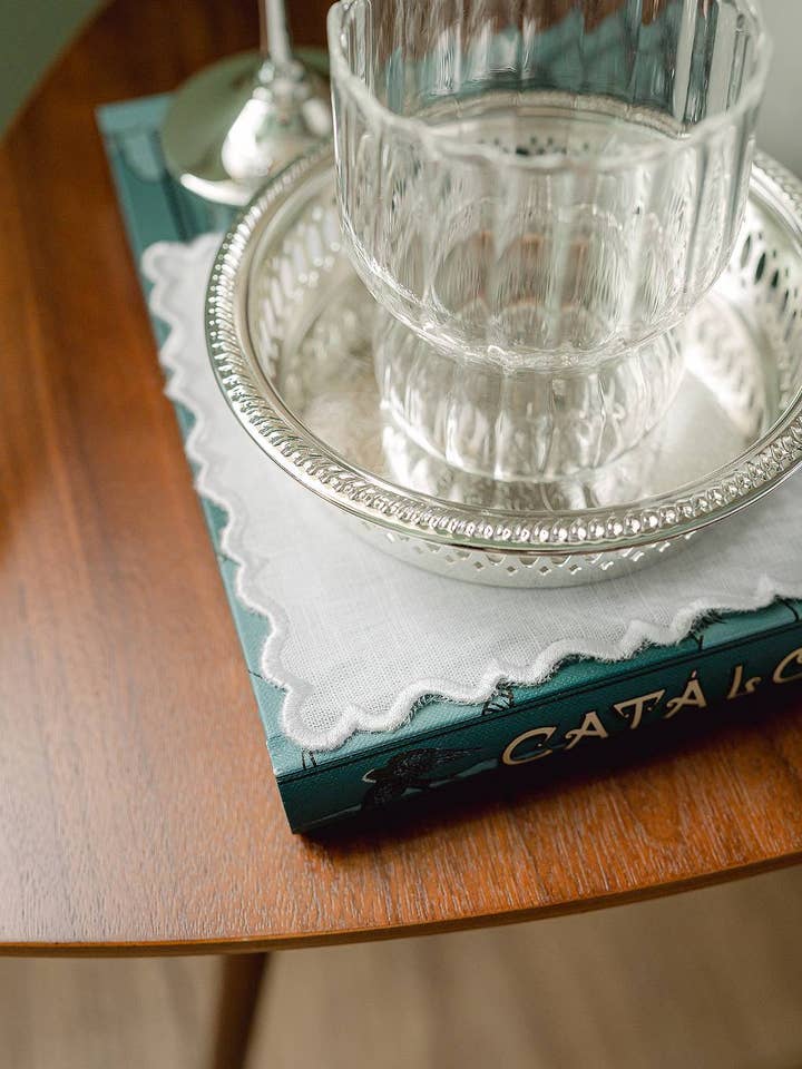 Serviette cocktail blanche ondulée pour la vente par Mariaida Home