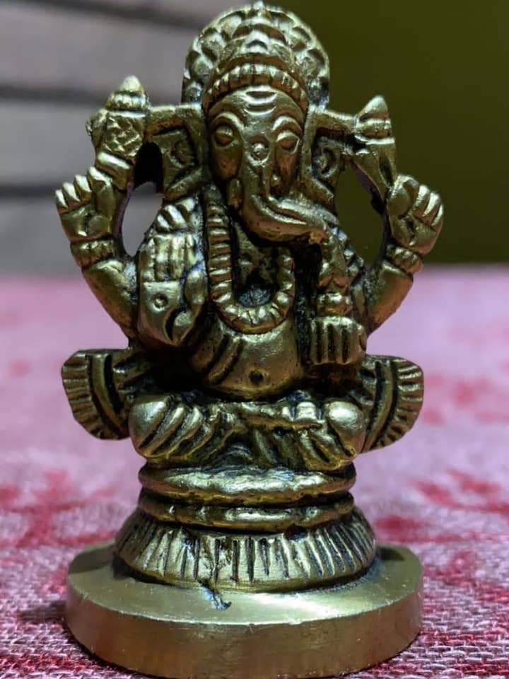 Meditierende Ganesh-Statue aus Messing, Größe XS für den Großhandel von Katmandu Trading Co.