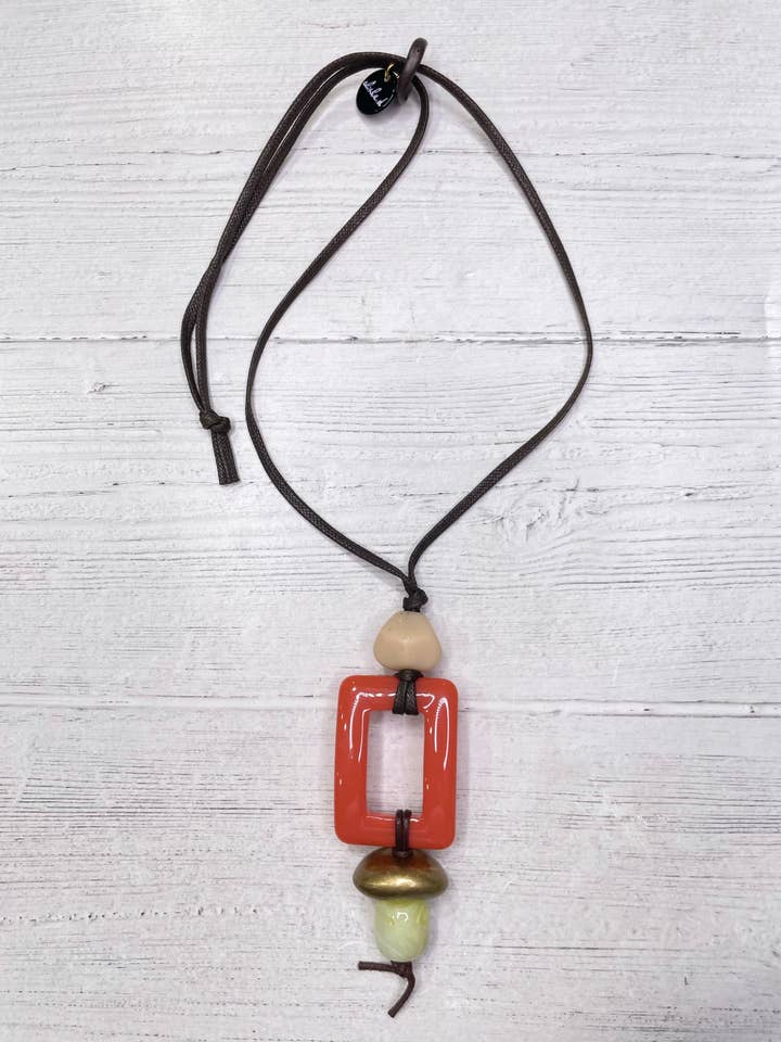 Alisha.D koralfarvet halskæde med åbent rektangelvedhæng for engroshandel hos LIOR / ALISHA D