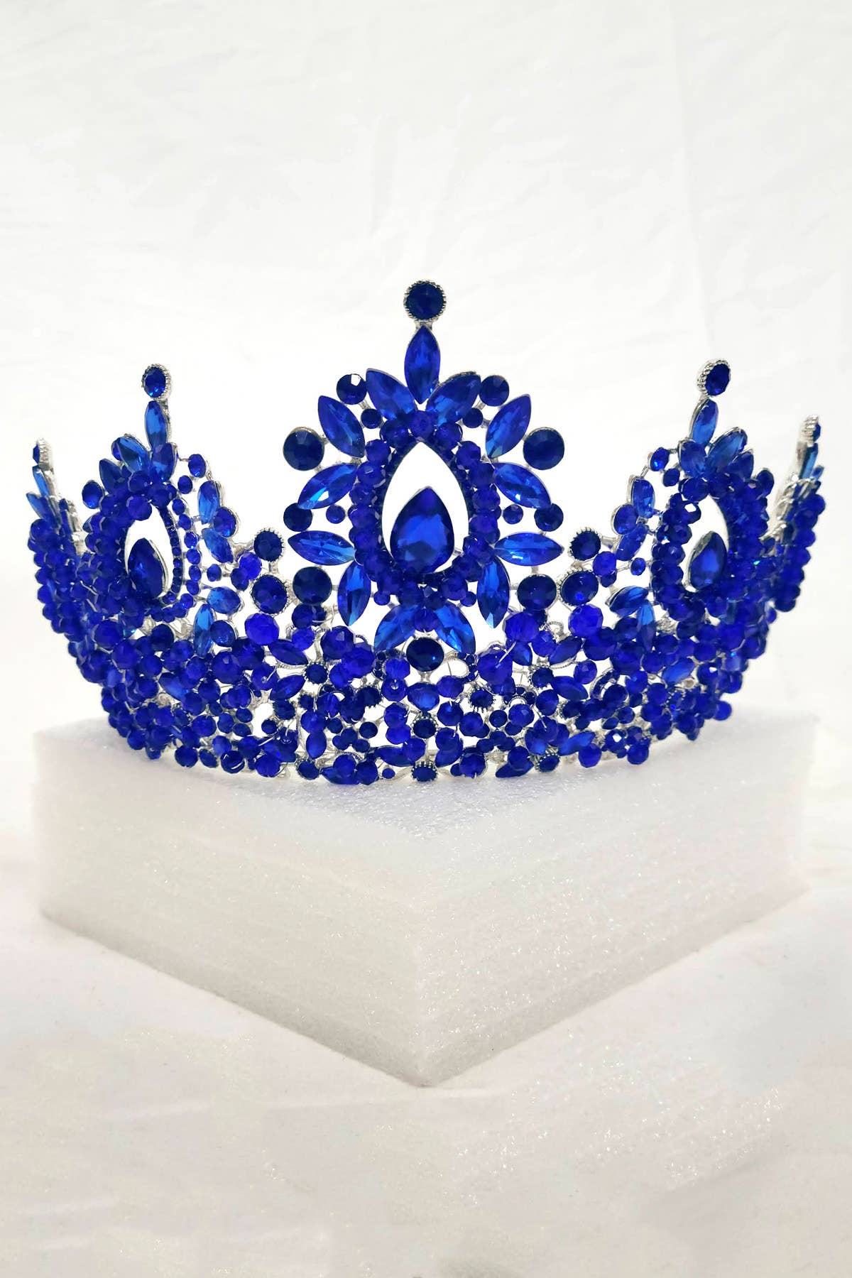 Chicas - Wholesale Tiara - Women's - Metal tiara with crystal balls and jewel rhinestones HT96248